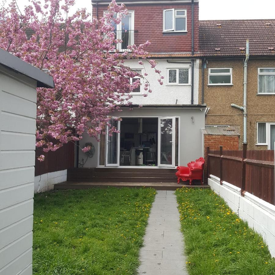 Family Home With Easy Commute To London! Croydon kerület Kültér fotó