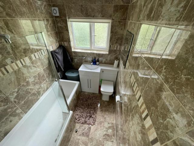 Family Home With Easy Commute To London! Croydon kerület Kültér fotó